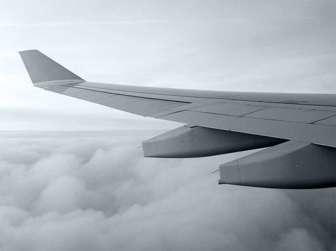 Ausschnitt eines Flugzeugflüges über den Wolken